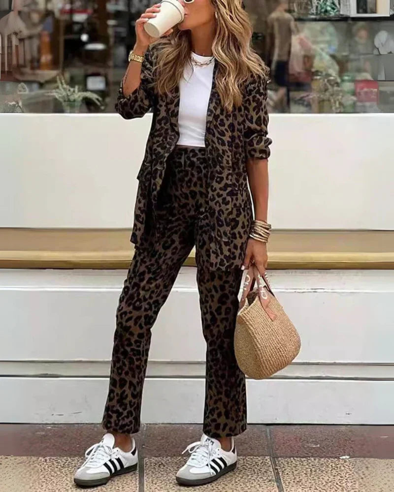 Noir Leopard Set – Jacka & Byxor för det Moderna Livet