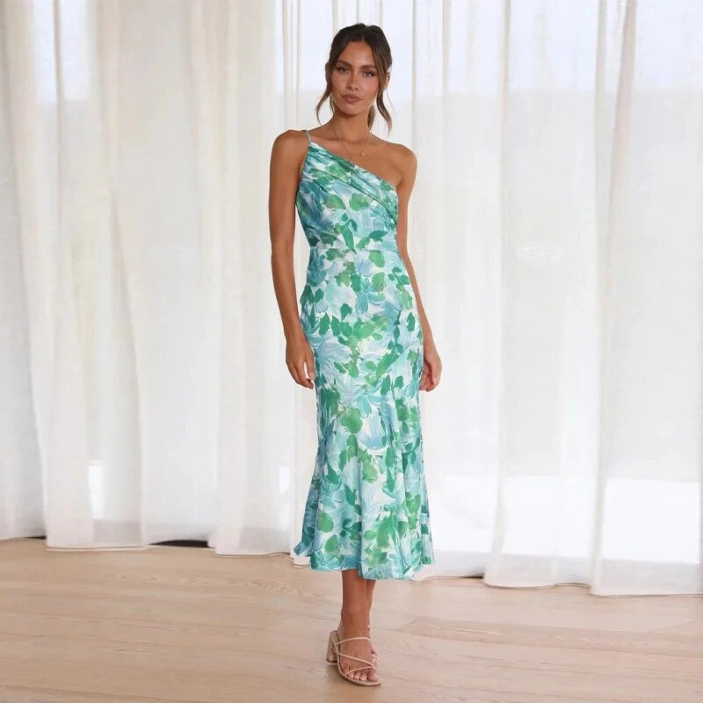 Luna | Blommigt Maxiklänning med Asymmetrisk Design för Sommaren