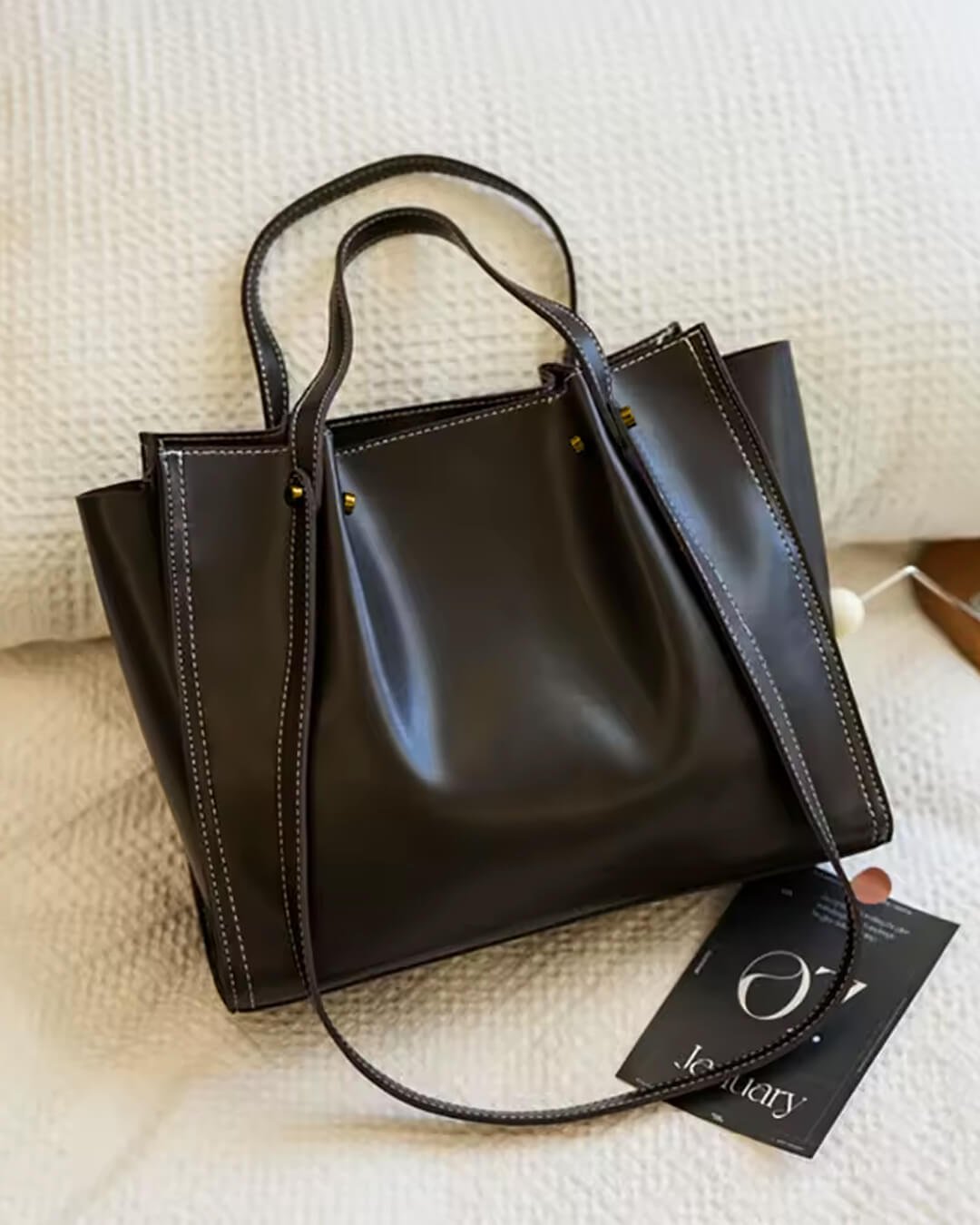 LuxeTote | Elegant vegan läderväska med distinkta sömmar