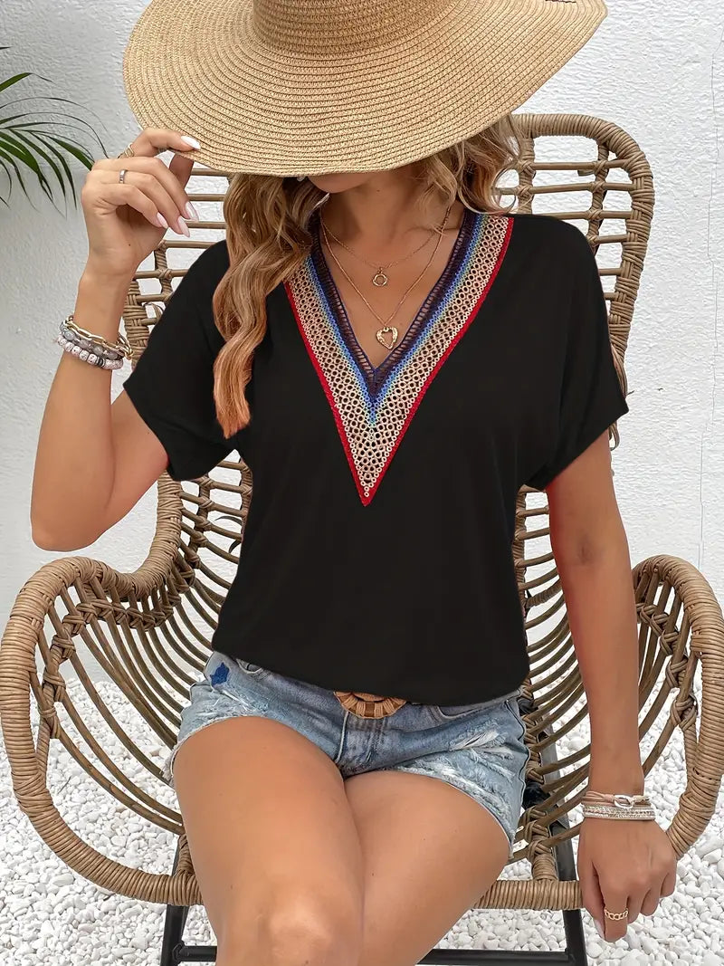 Sophie - T-shirt med V-ringning och unikt broderi