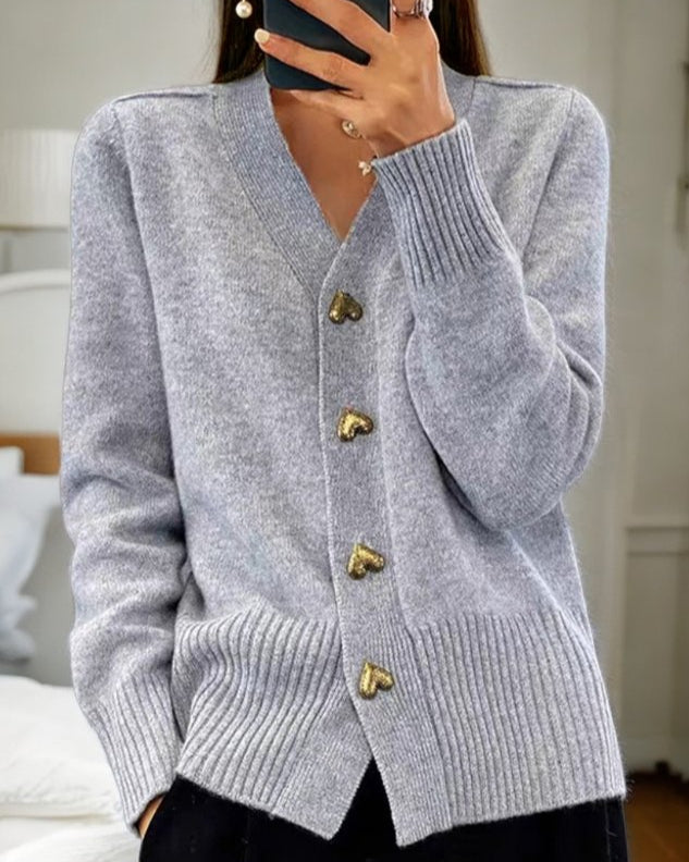 Astrid | Elegant Tröja med Hjärtknappar