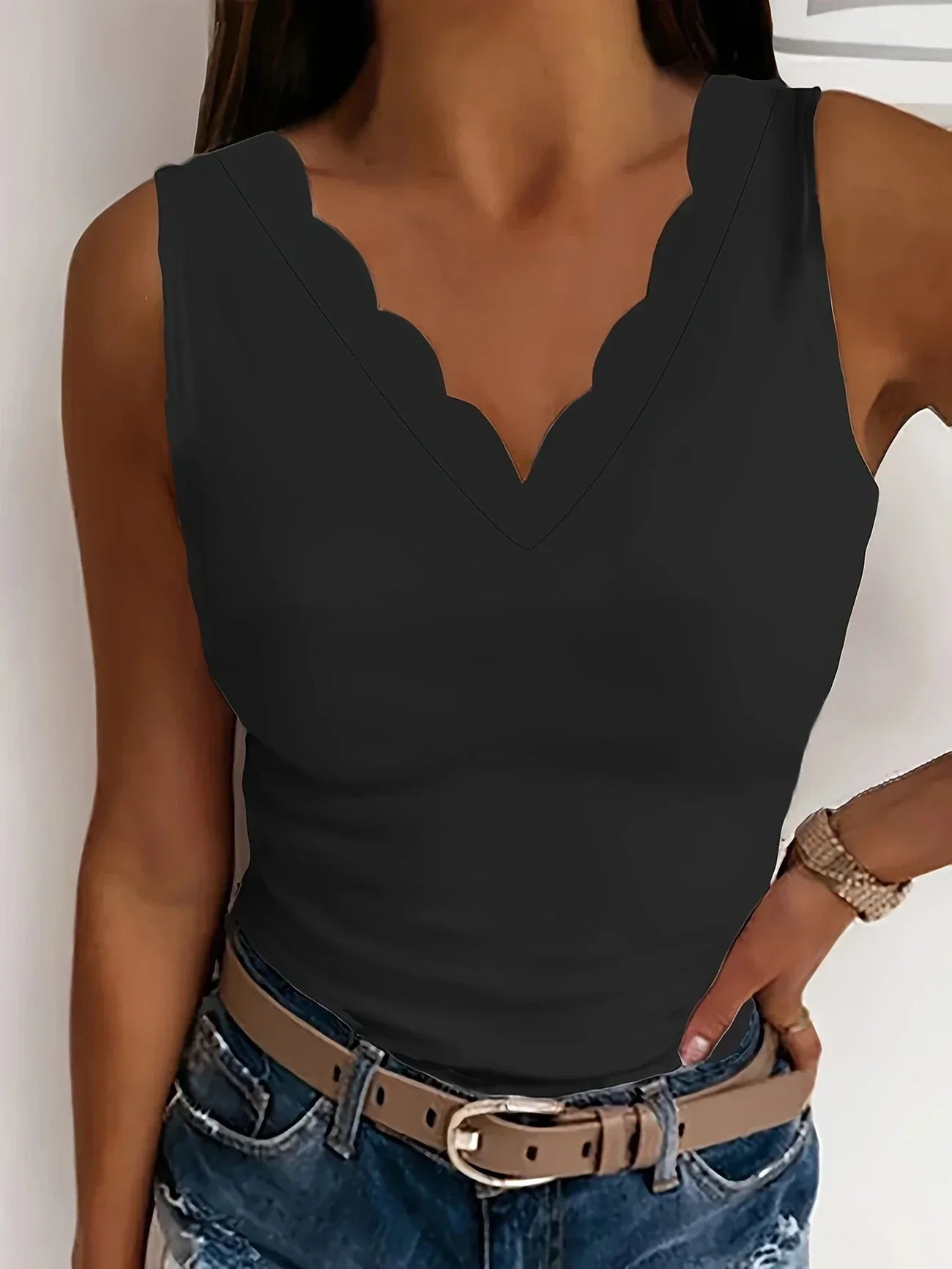 Aurelia – Chic Plus Size Tanktop med V-udskæring og Bølget Kant