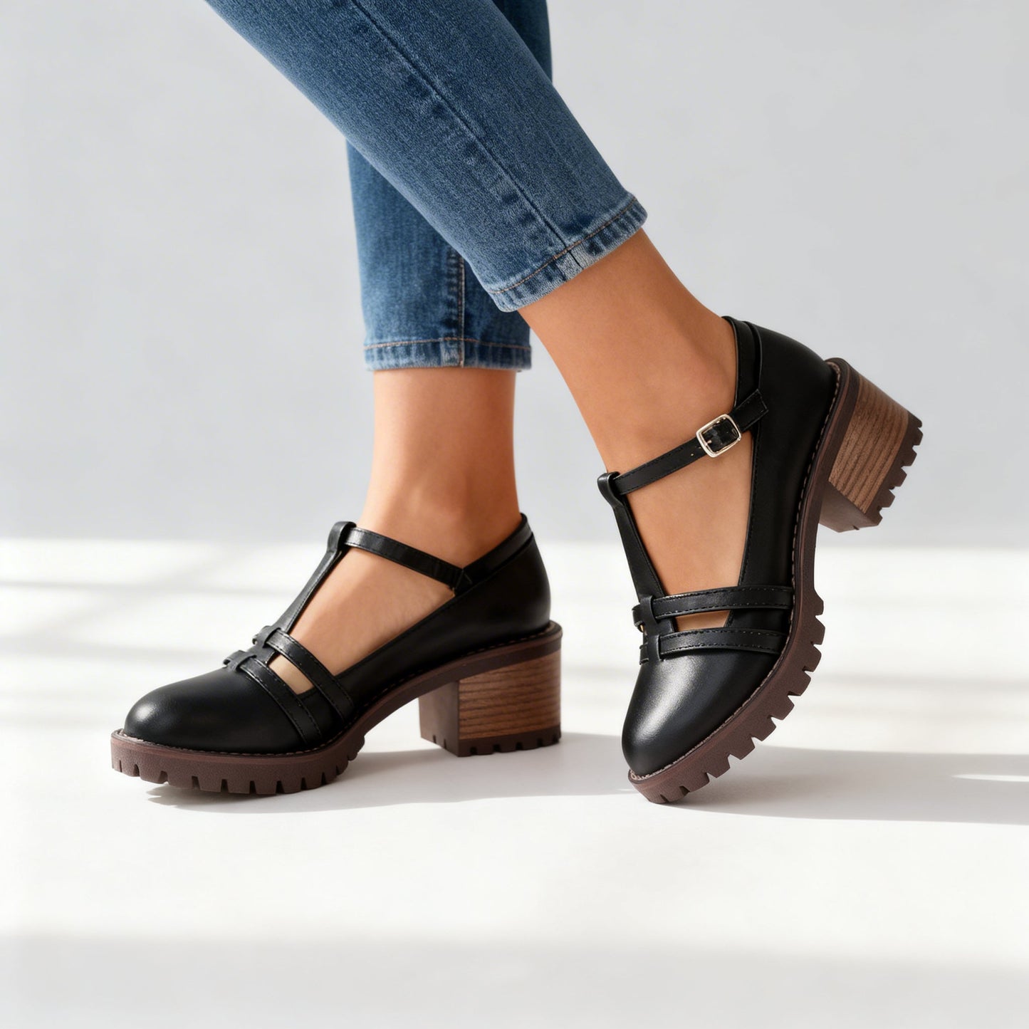 Sophisticated Retro Loafers med T-Riemen och Stabil Klack