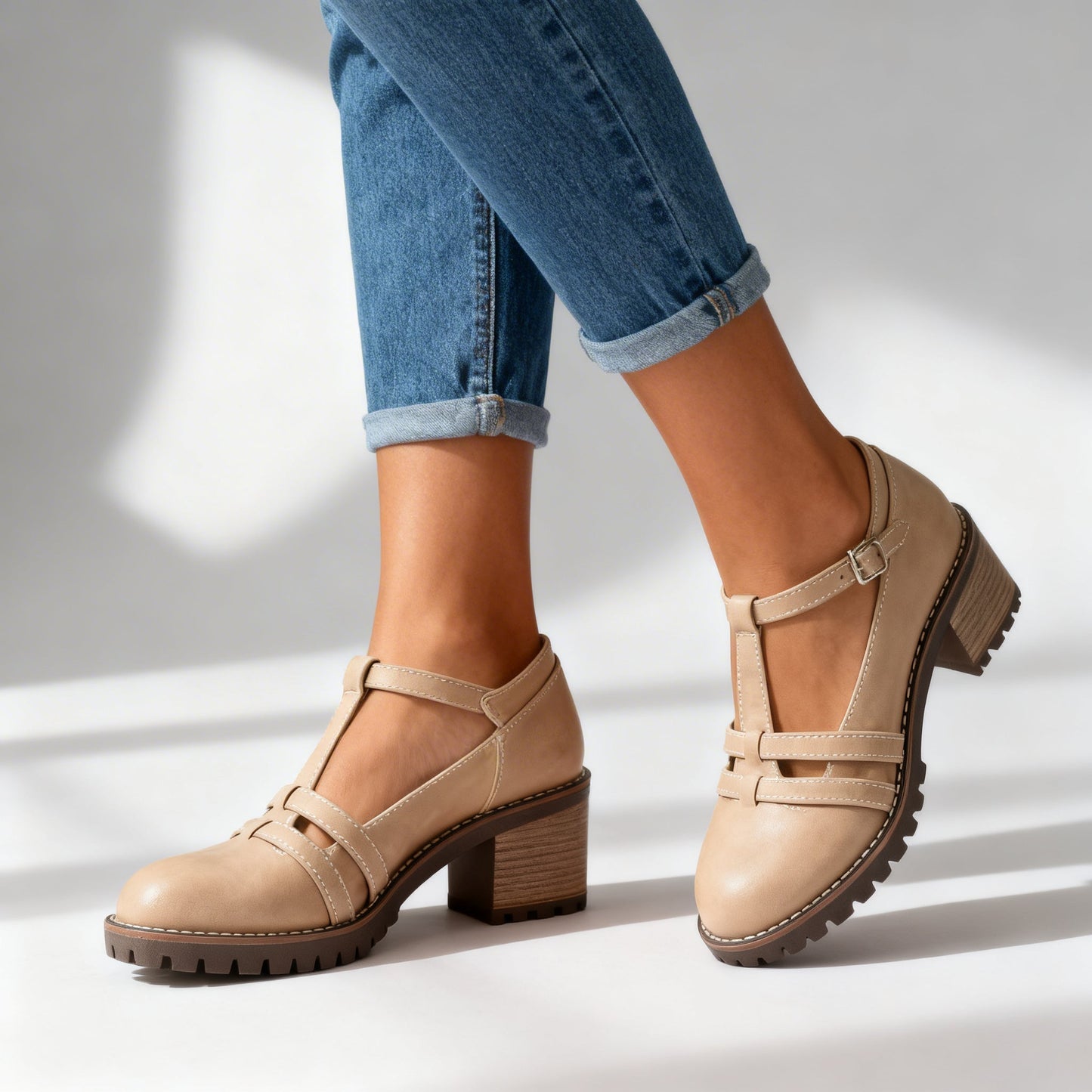 Sophisticated Retro Loafers med T-Riemen och Stabil Klack