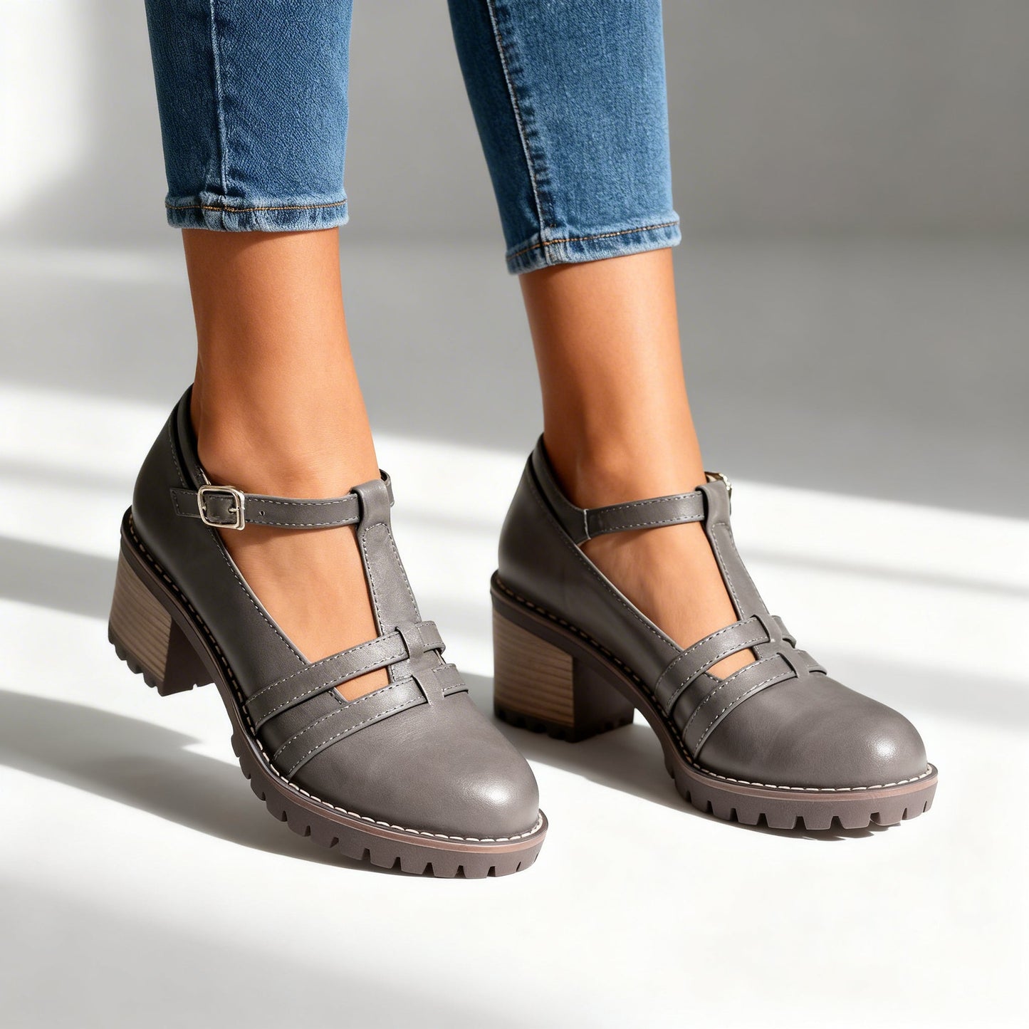 Sophisticated Retro Loafers med T-Riemen och Stabil Klack