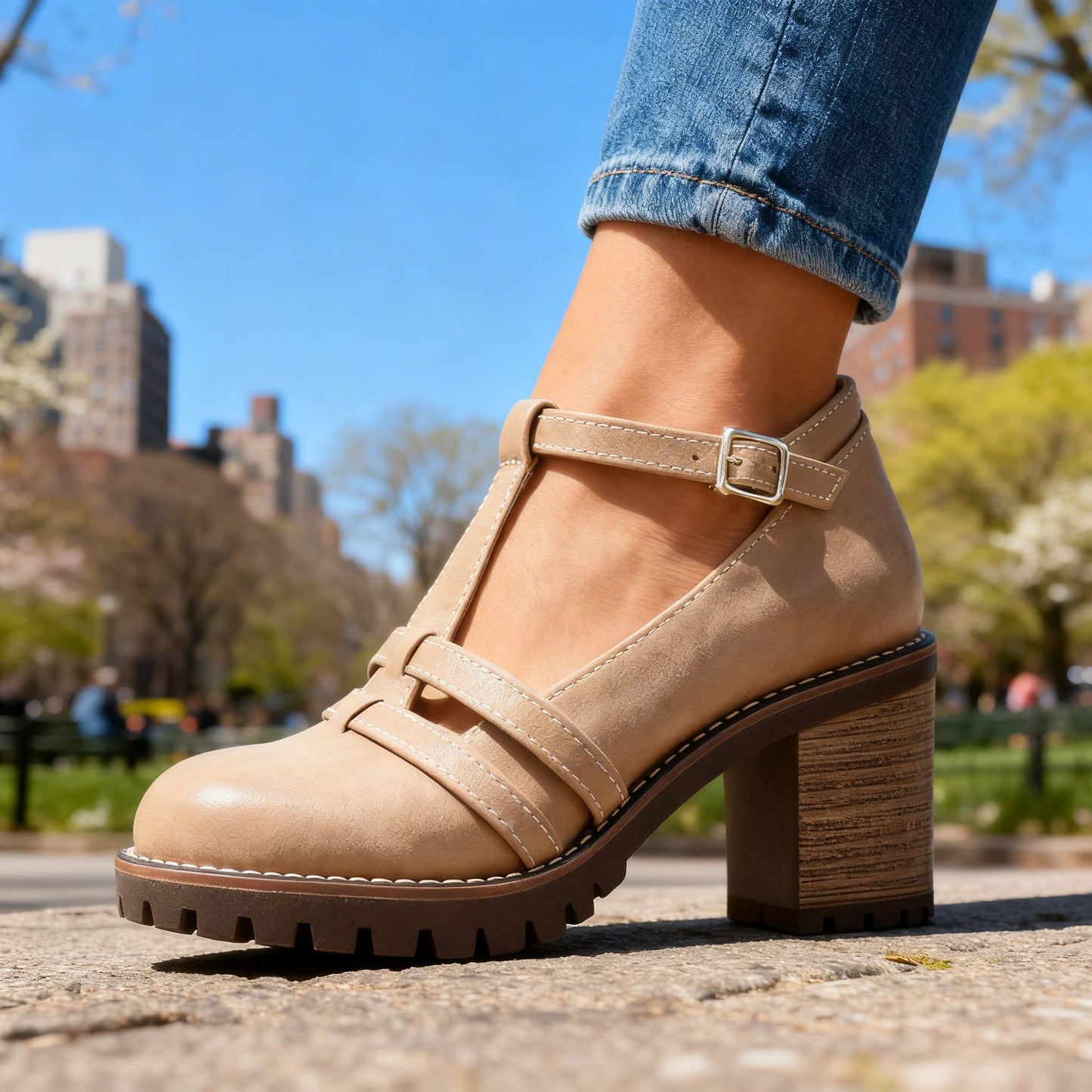 Sophisticated Retro Loafers med T-Riemen och Stabil Klack