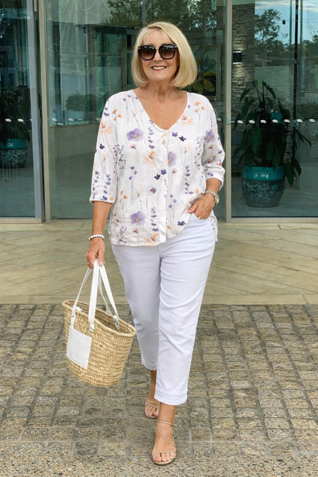 Elysia | Chic och luftig blus med blommig knappdetalj