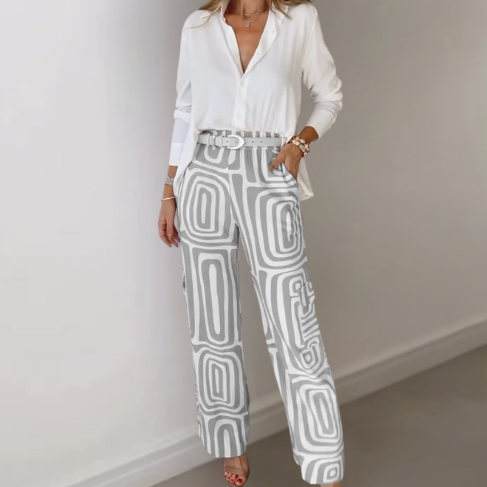 Sienna – Trendig 2-delad outfit för kvinnor med vit blus och mönstrade byxor