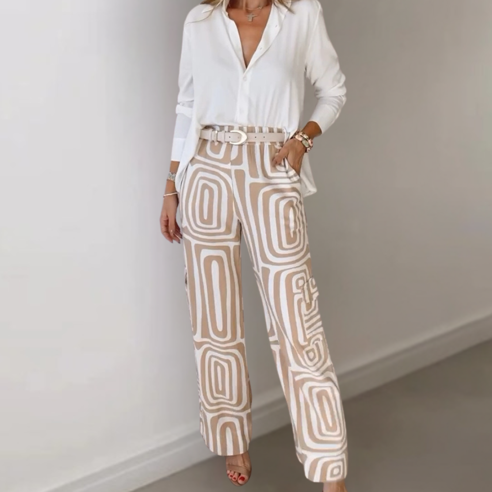 Sienna – Trendig 2-delad outfit för kvinnor med vit blus och mönstrade byxor