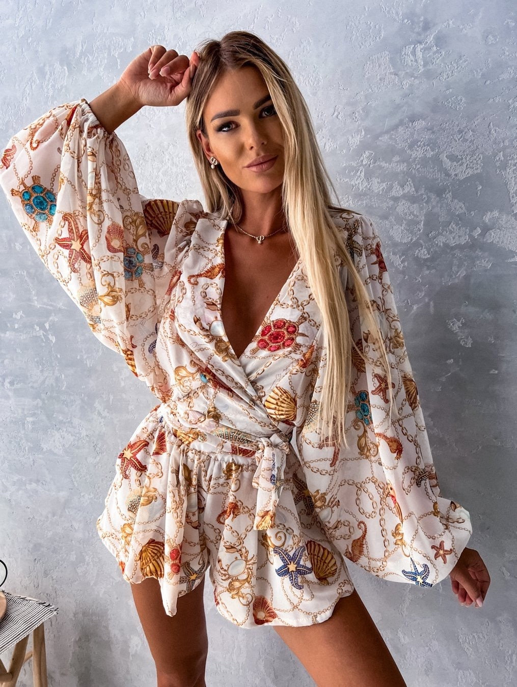 Feminin sommardröm med blommönster och långa ärmar