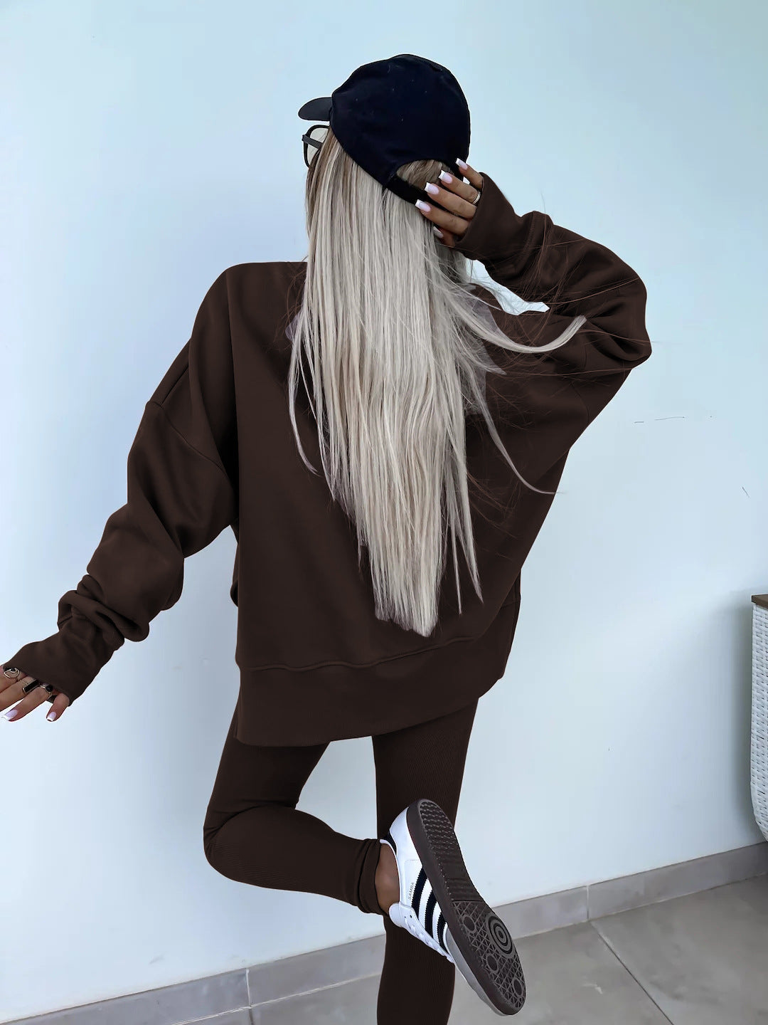 Elegant set för kvinnor med delikat topp och skräddarsydda byxor