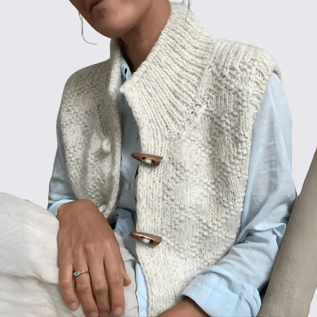 Dame vest med knaplukning – strik vest – ståkrave