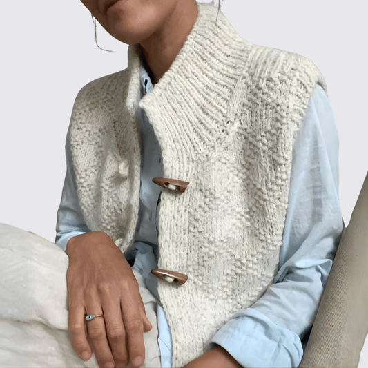 Dame vest med knaplukning – strik vest – ståkrave