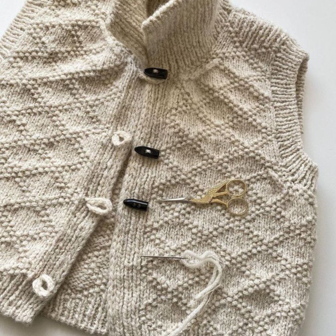 Dame vest med knaplukning – strik vest – ståkrave