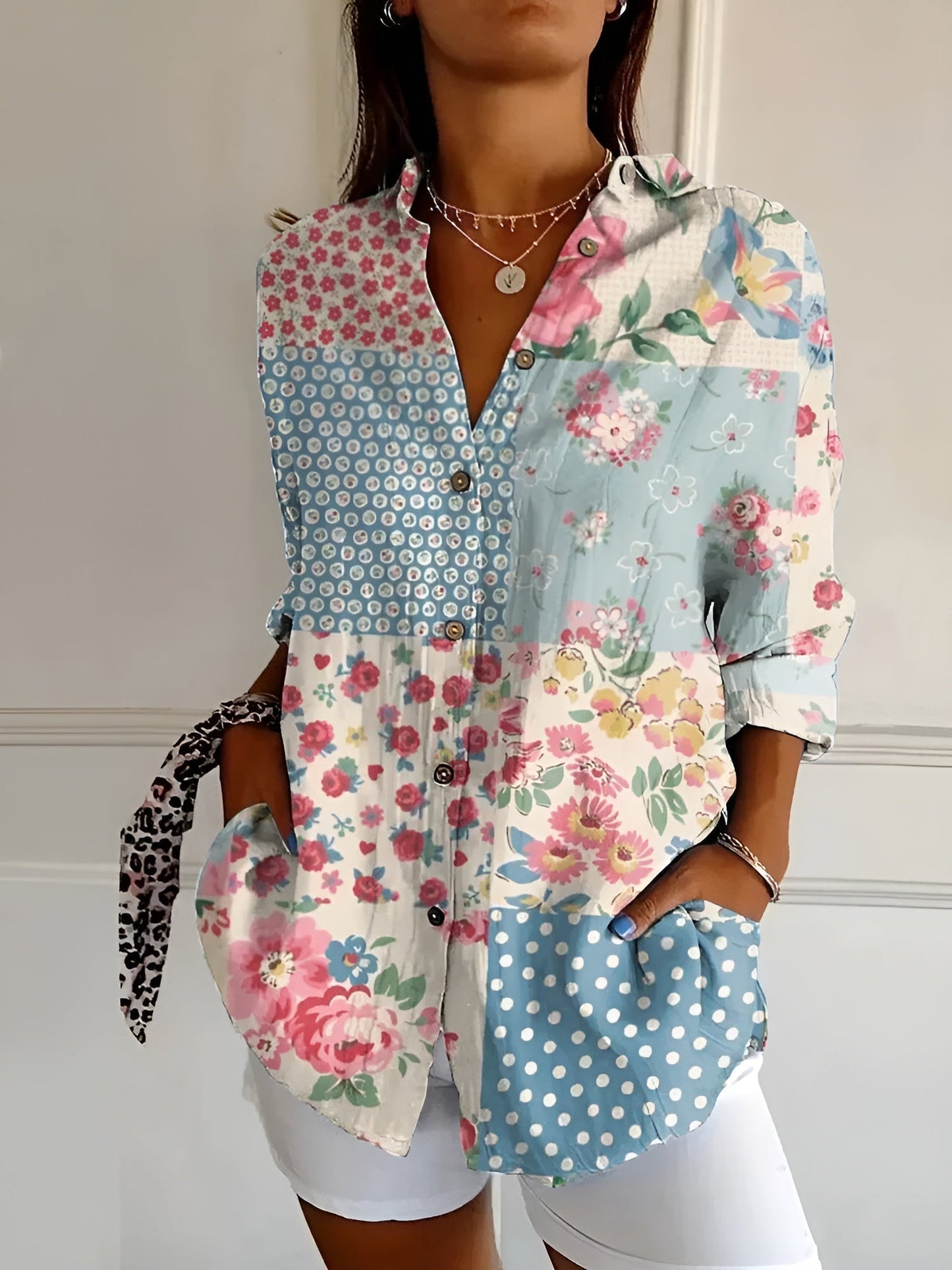 Stilsäker Blus med Vacker Urringning och Tryckdesign