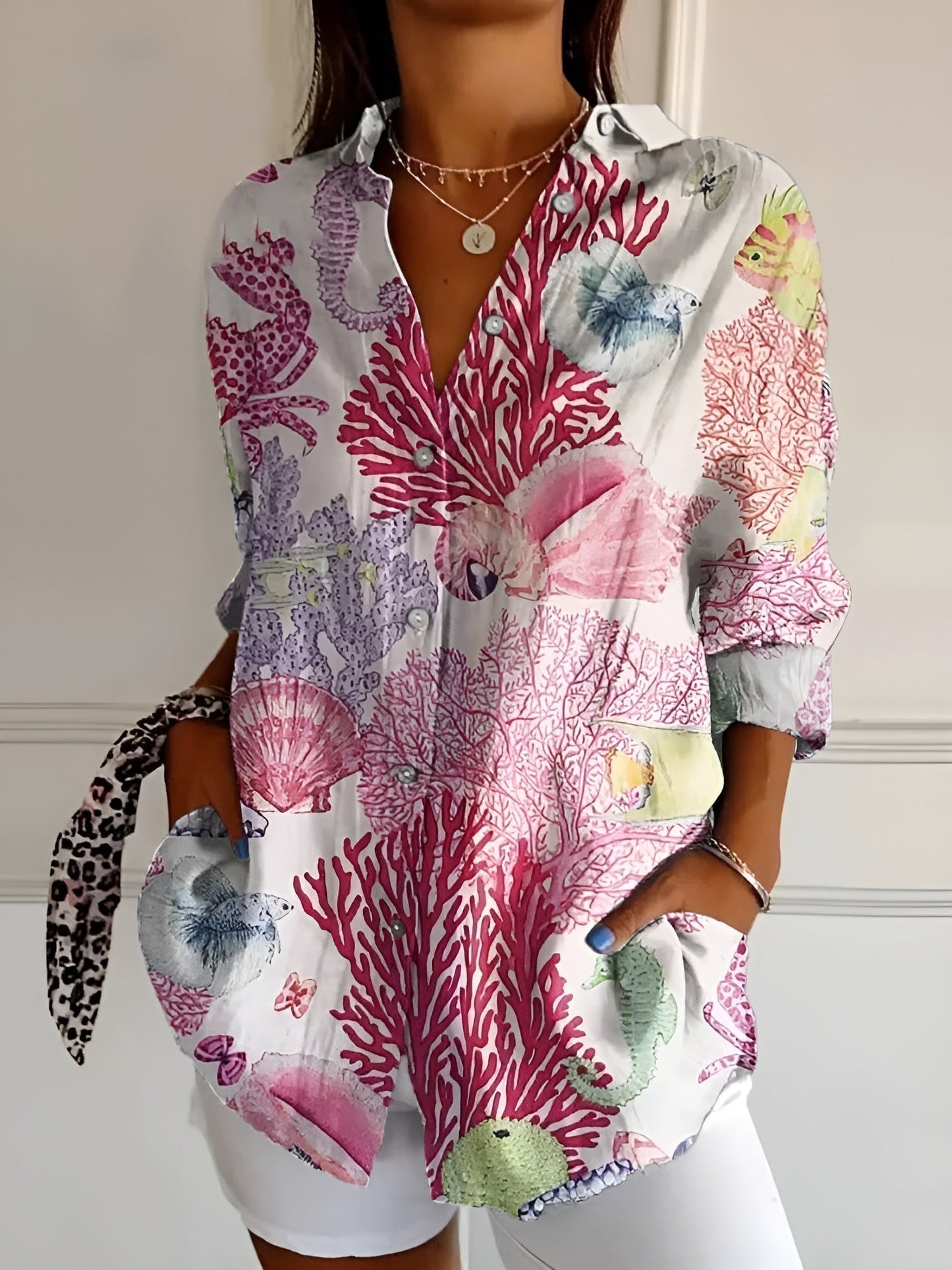 Stilsäker Blus med Vacker Urringning och Tryckdesign