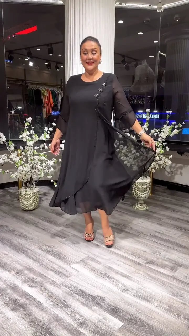 Aurora – Elegant Chiffon Kjole med Rund Hals