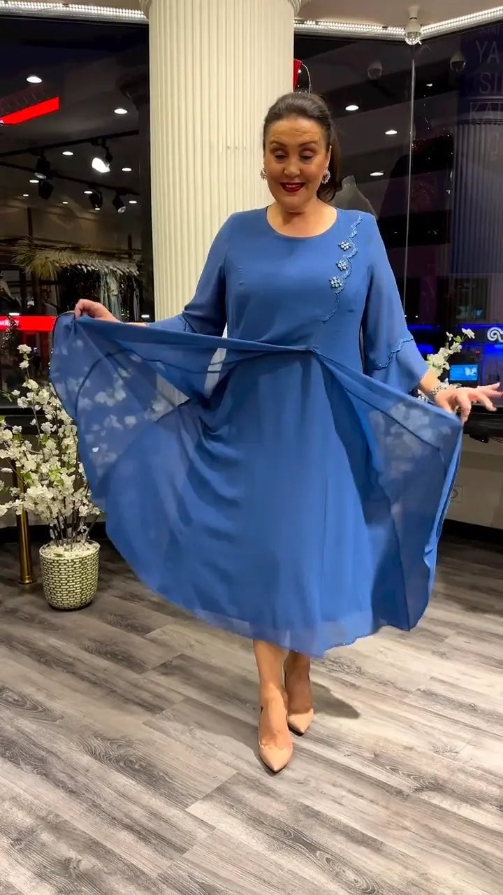 Aurora – Elegant Chiffon Kjole med Rund Hals