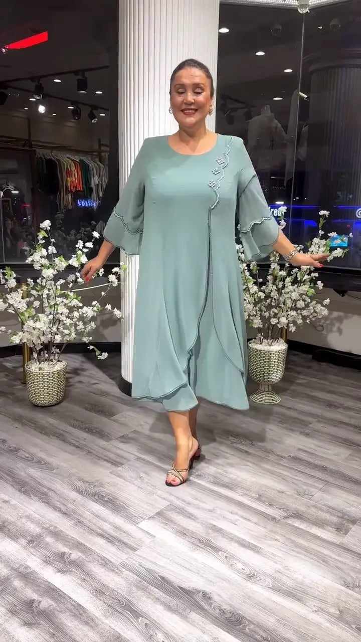 Aurora – Elegant Chiffon Kjole med Rund Hals