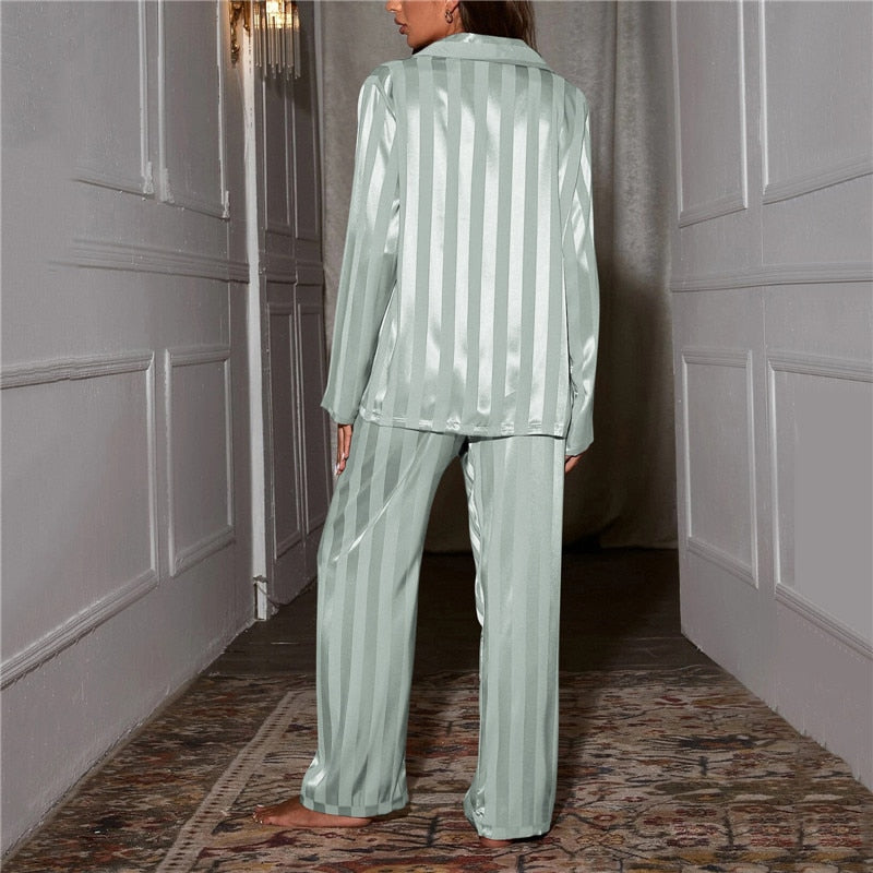 Silkig Lugn | Elegant Satin Pyjamaset för Avkoppling