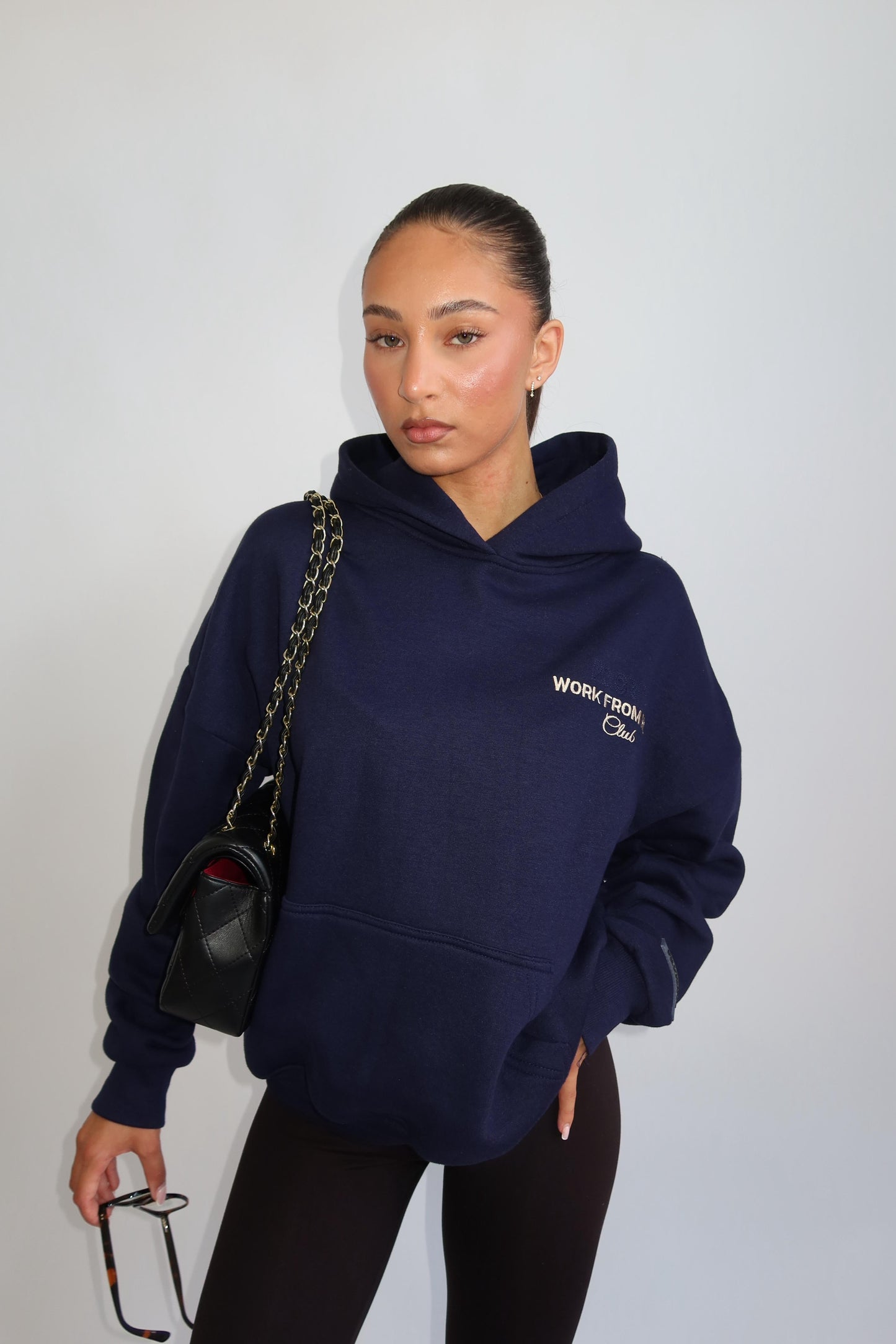 Luksuriøs oversized hættebluse med stilfuldt broderi