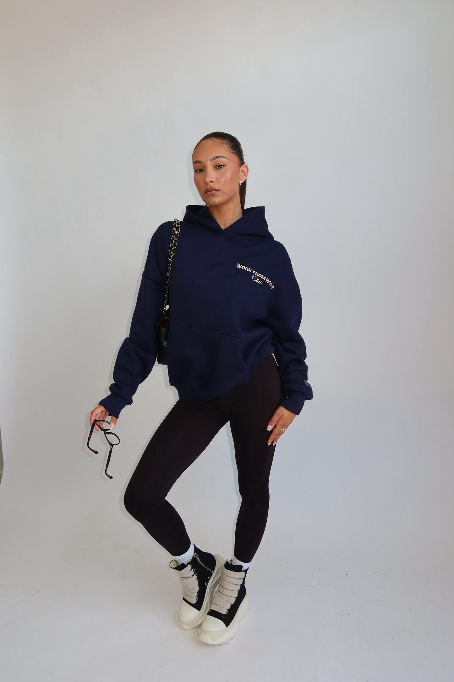 Luksuriøs oversized hættebluse med stilfuldt broderi