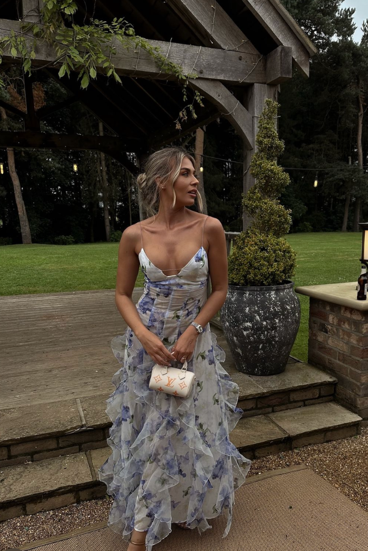 Elara | Blommig Sommar Maxiklänning med Cut-Out Detaljer