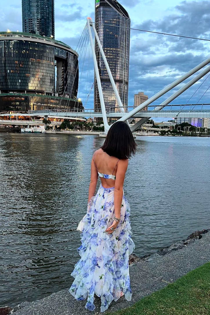 Elara | Blommig Sommar Maxiklänning med Cut-Out Detaljer