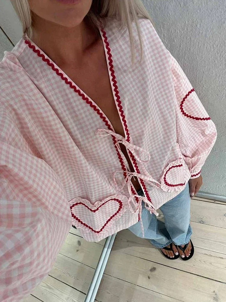 Stilren rutig blus med spets och hjärtfickor - Mira