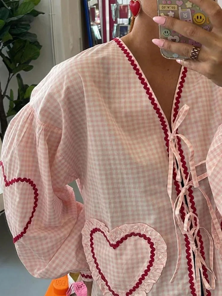 Stilren rutig blus med spets och hjärtfickor - Mira