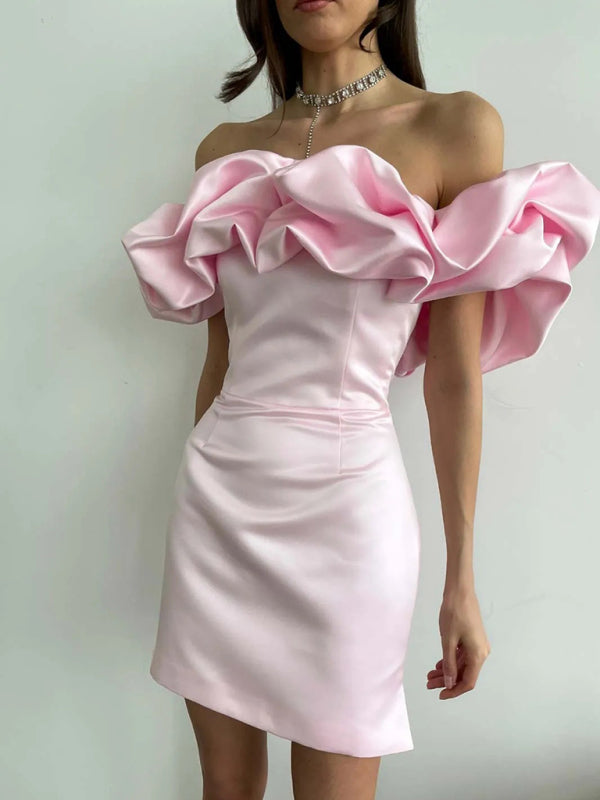 Sublim satin kjole med off-shoulder og flæser - Celestia