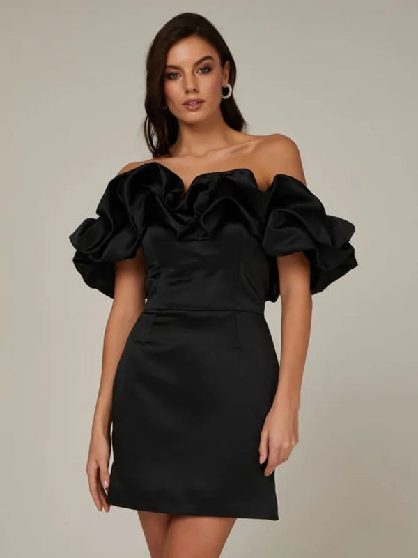 Sublim satin kjole med off-shoulder og flæser - Celestia