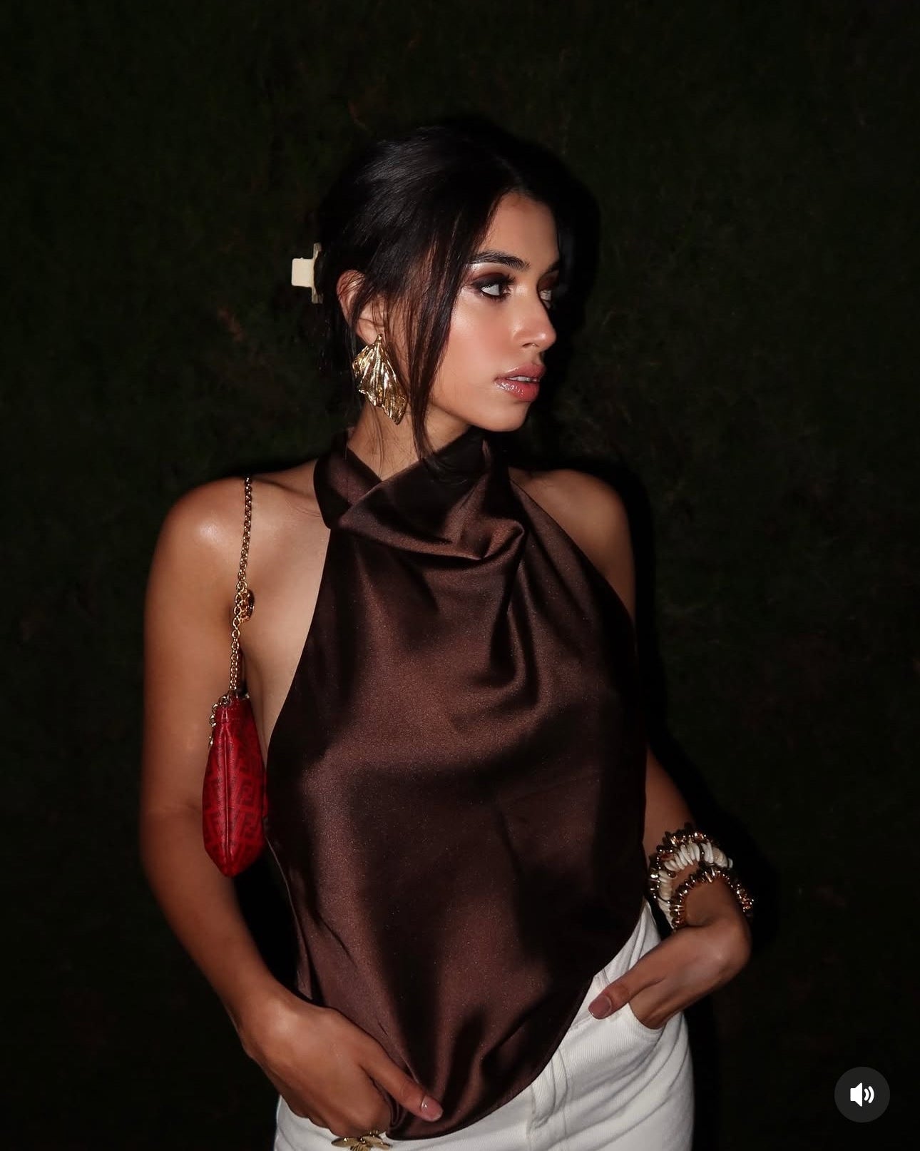 Satinlook halterneck top med flydende elegance
