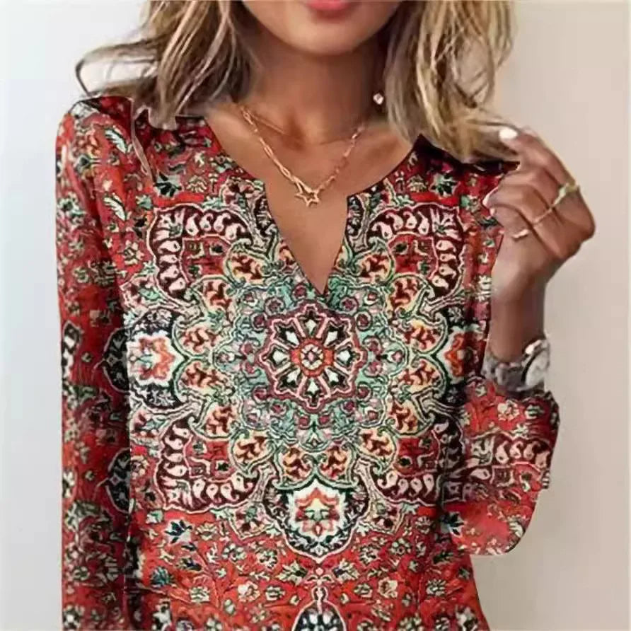 Sienna – Vår-T-shirt med Färgglad Tie-Dye och Elegant V-ringning