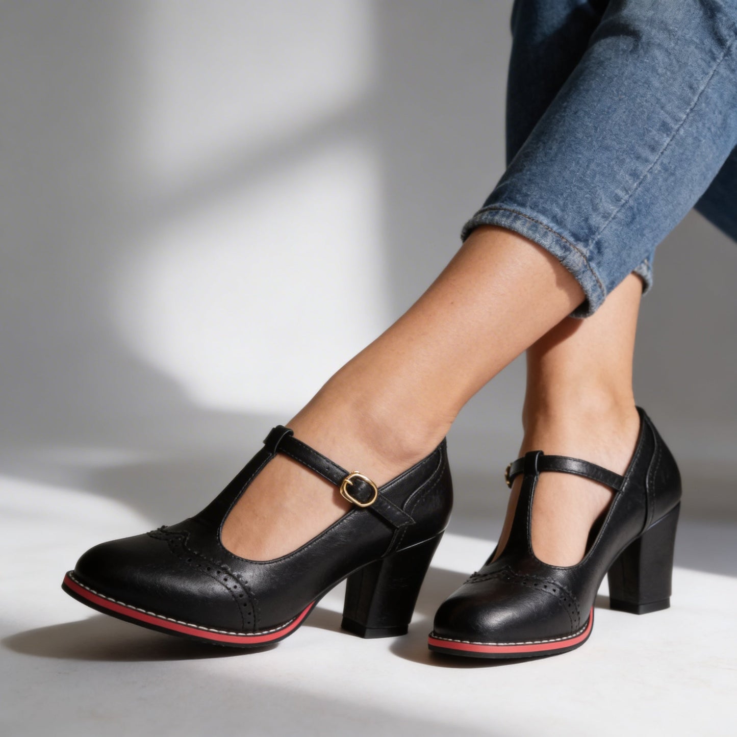 Elysia | Eleganta Mary Janes med T-Riemen och Stabil Klack