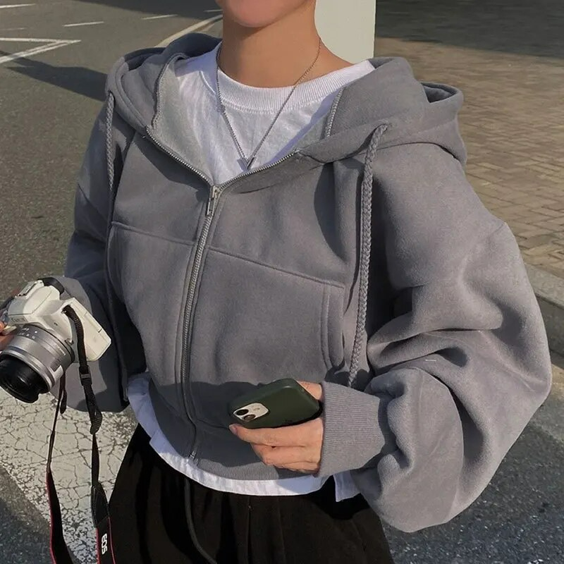 Modern cropped hoodie med dragkedja och snygg passform