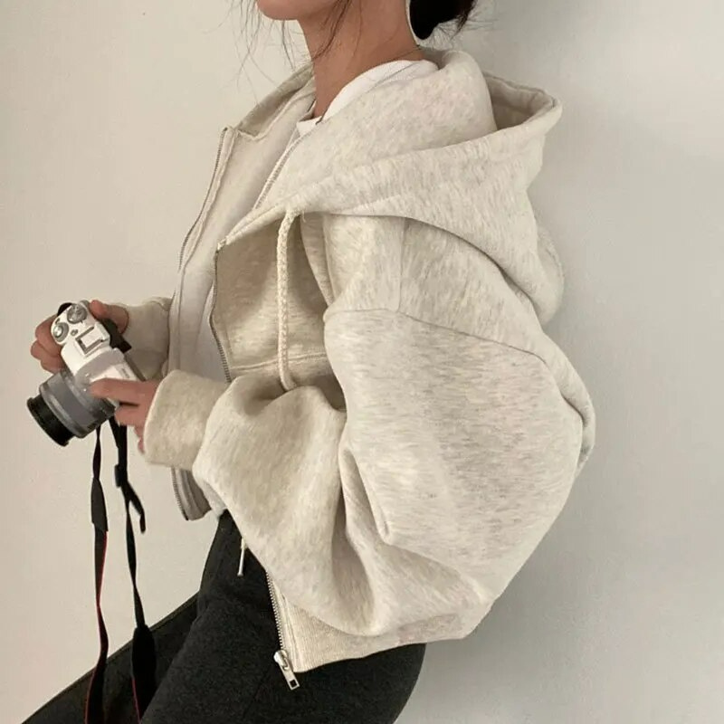 Modern cropped hoodie med dragkedja och snygg passform
