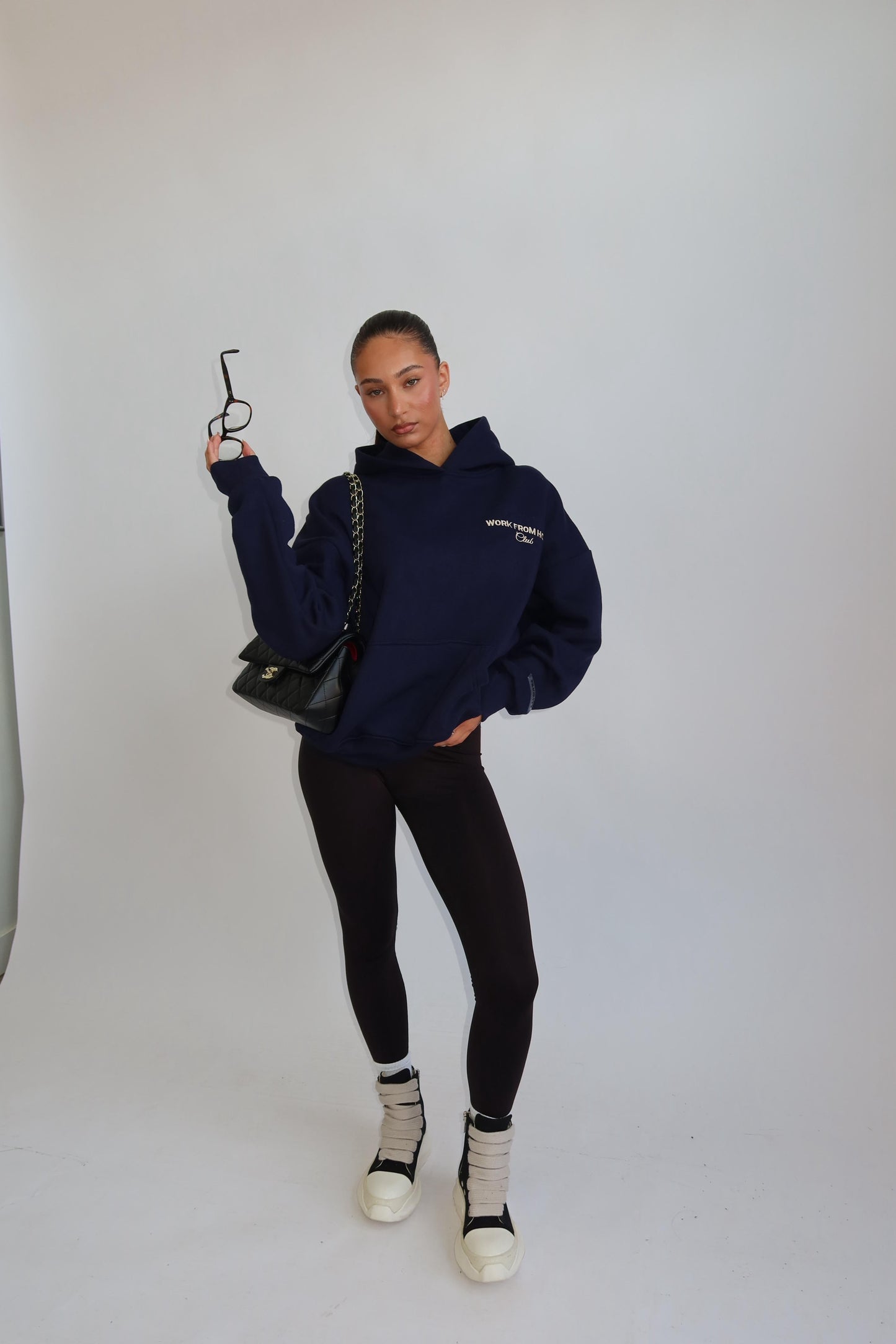 Luksuriøs oversized hættebluse med stilfuldt broderi