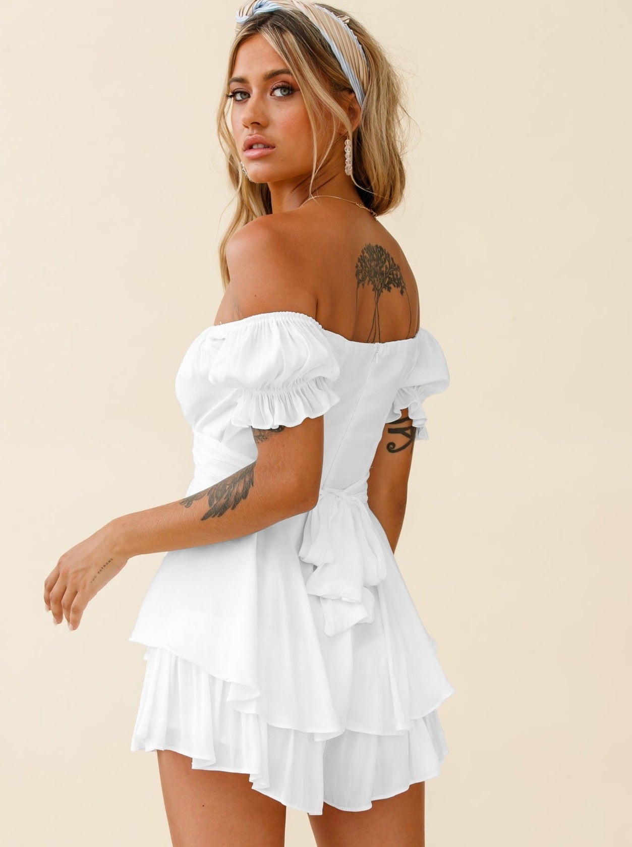Somrig Charm – Off-Shoulder Miniklänning med Lager av Volanger