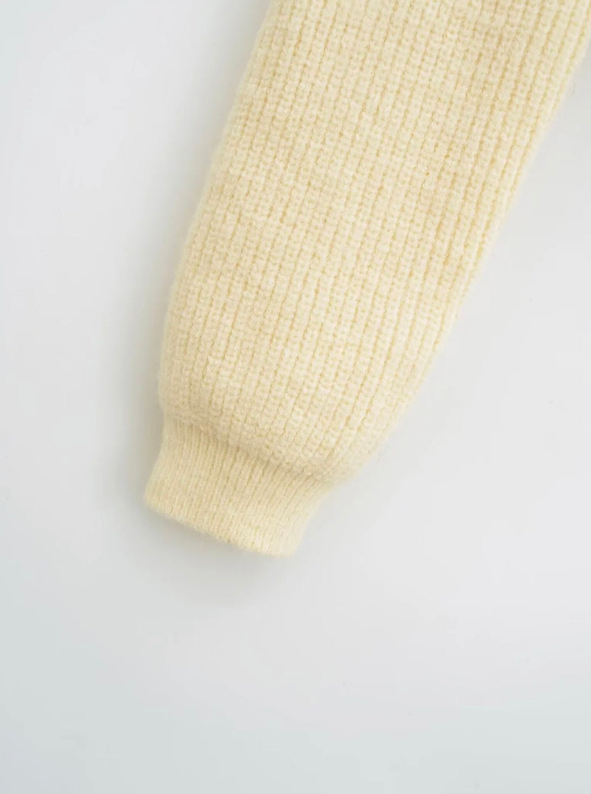 Elegant kort cardigan med krave og udsøgte detaljer