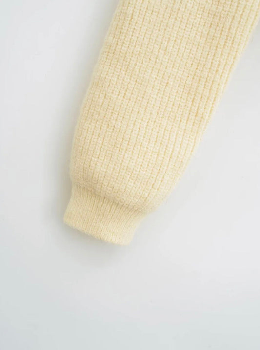 Elegant kort cardigan med krage och utsökta detaljer