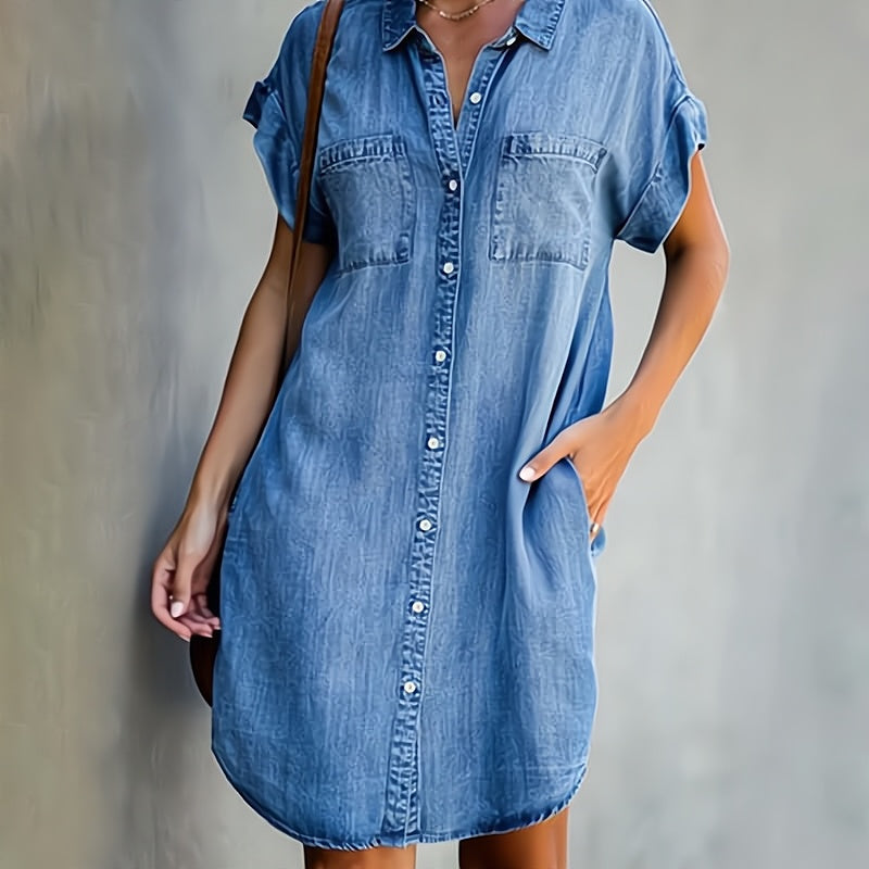 Kortärmad klänning i denim för kvinnor med knappslå