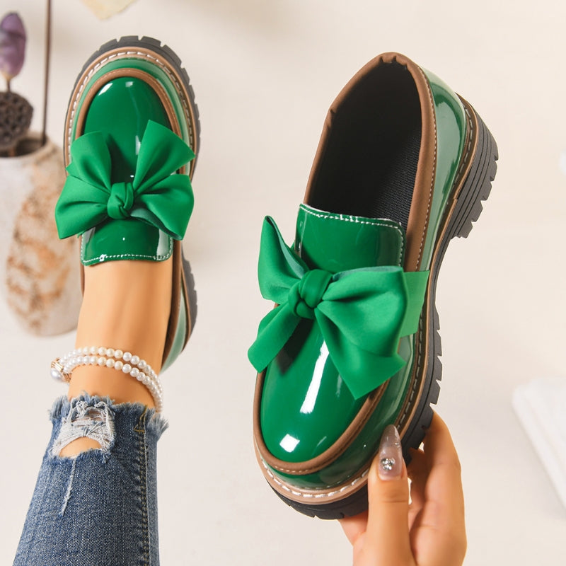 Evelyn | Eleganta Lackskor med Distinktiv Slips