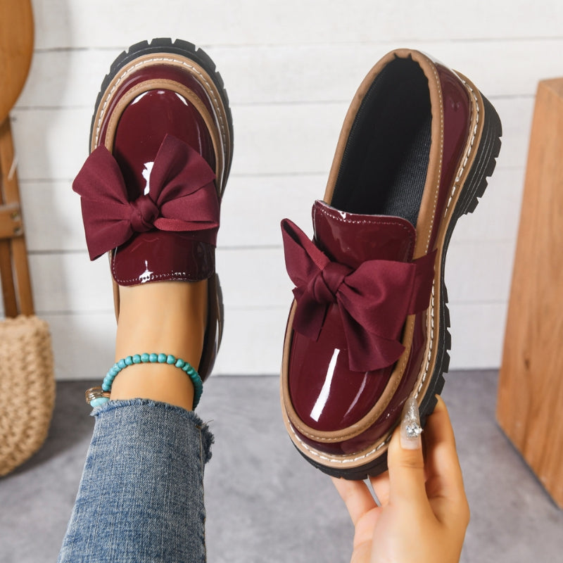 Evelyn | Eleganta Lackskor med Distinktiv Slips