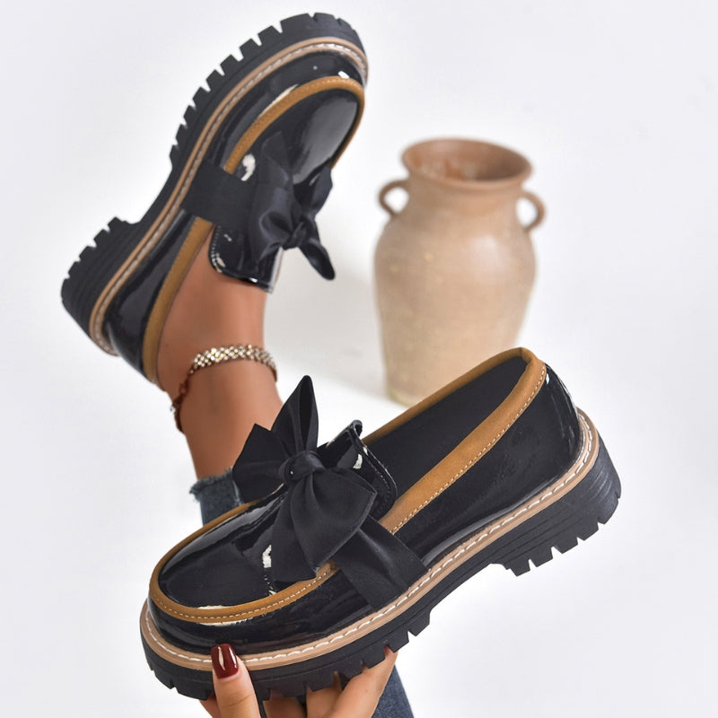 Evelyn | Eleganta Lackskor med Distinktiv Slips