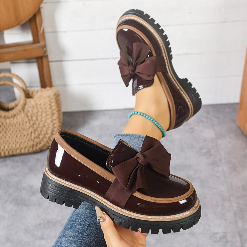 Evelyn | Eleganta Lackskor med Distinktiv Slips