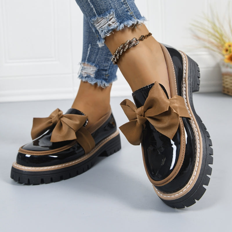 Evelyn | Eleganta Lackskor med Distinktiv Slips
