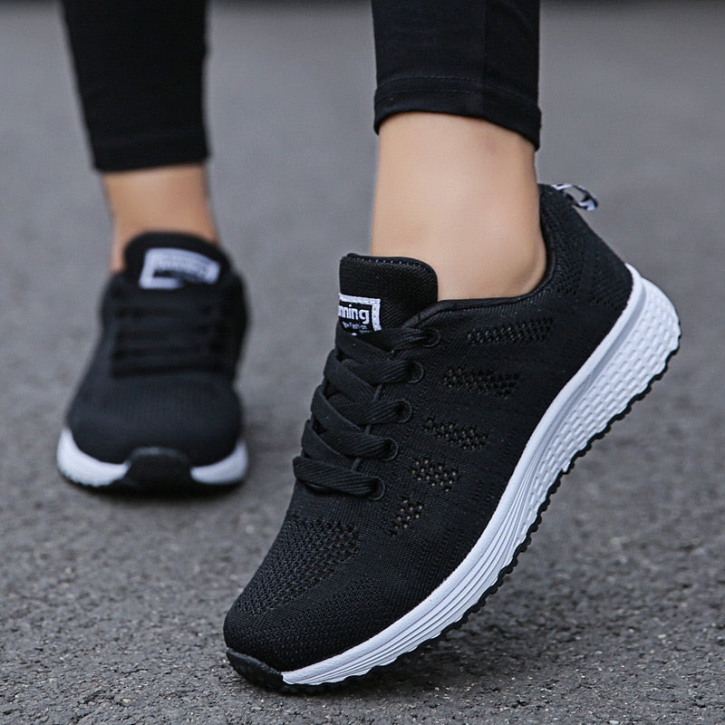 Damsneakers med snörning för ortopediskt stöd