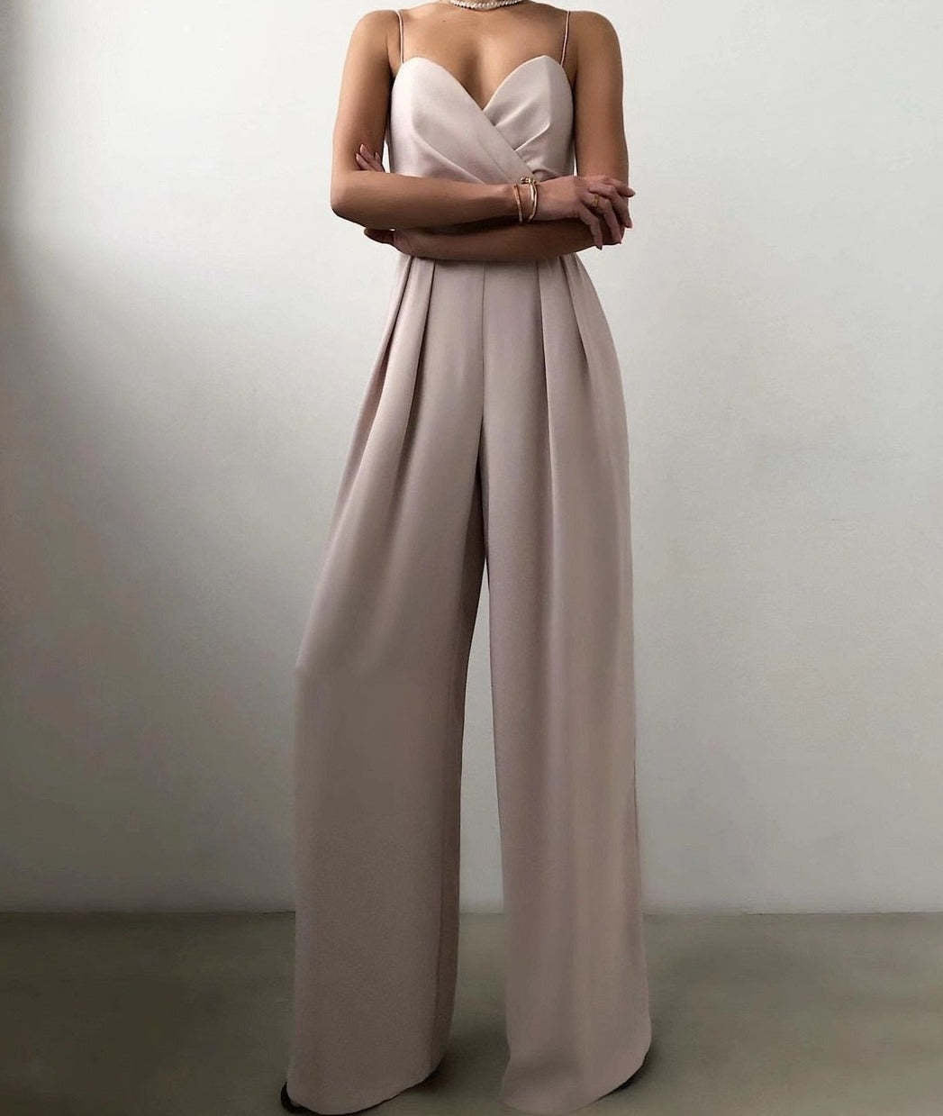 Förtrollande Jumpsuit med Djupt V-Hals och Elegant Drömmar