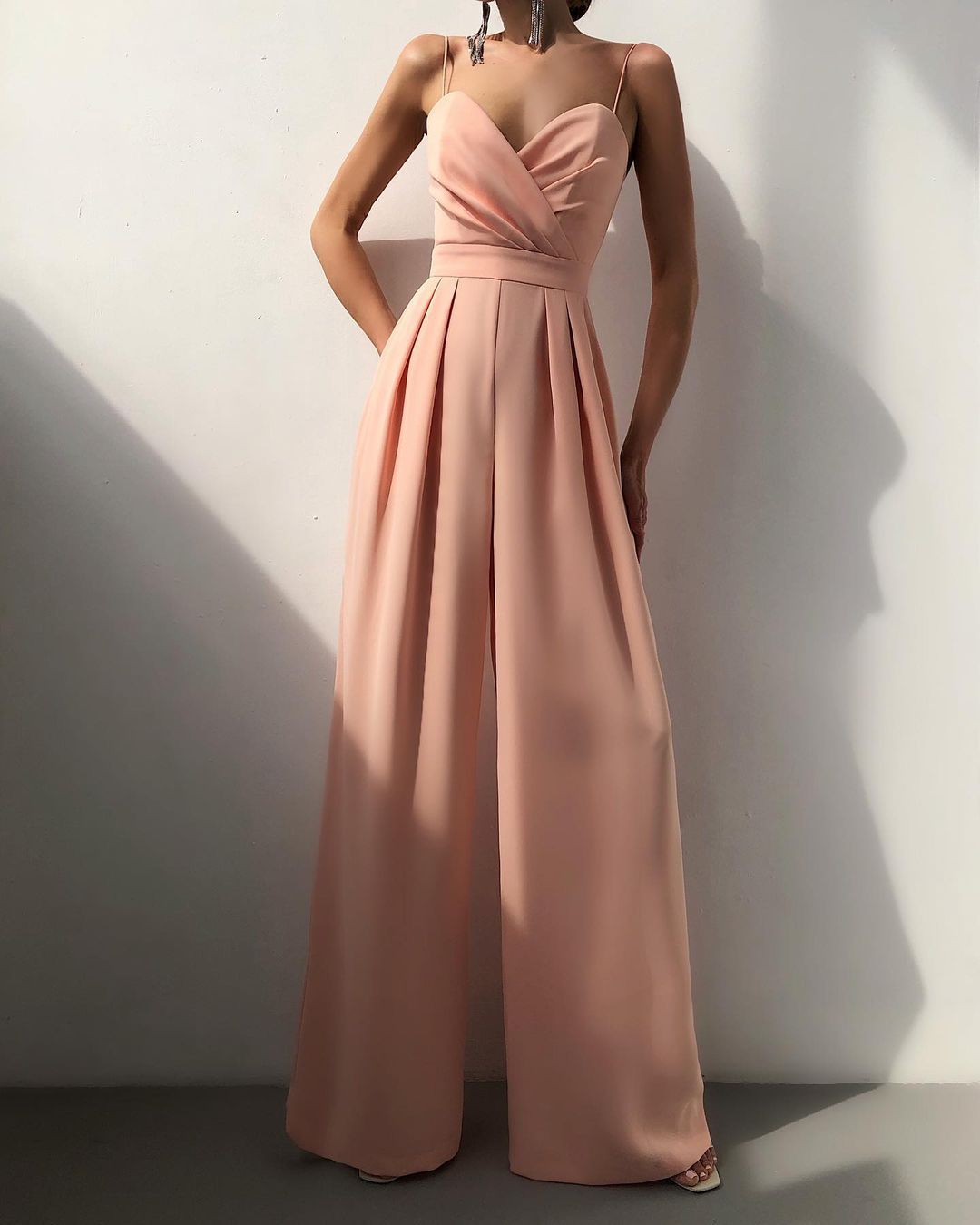 Förtrollande Jumpsuit med Djupt V-Hals och Elegant Drömmar